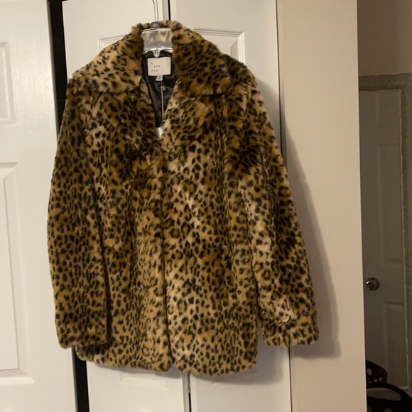 leopard faux fur coat 🐆 🧥 - Picture 2 of 5